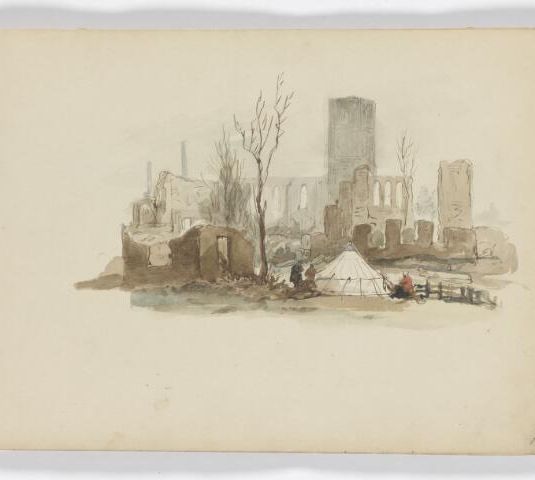 Uitgebrande ruïnes met tent als tijdelijk onderkomen Enschede