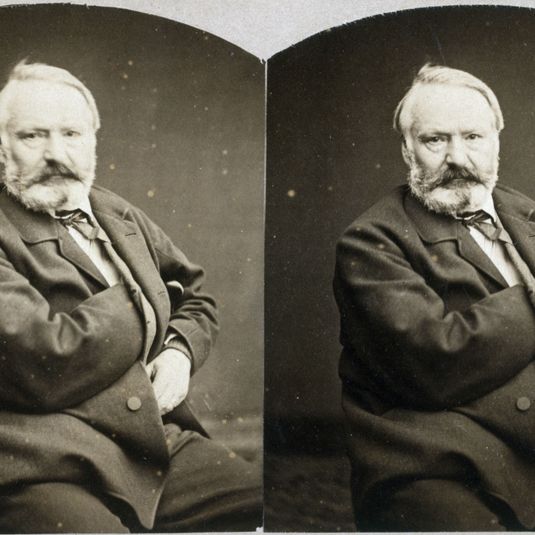 Victor Hugo légèrement de profil, main droite glissée à l’intérieur de sa veste