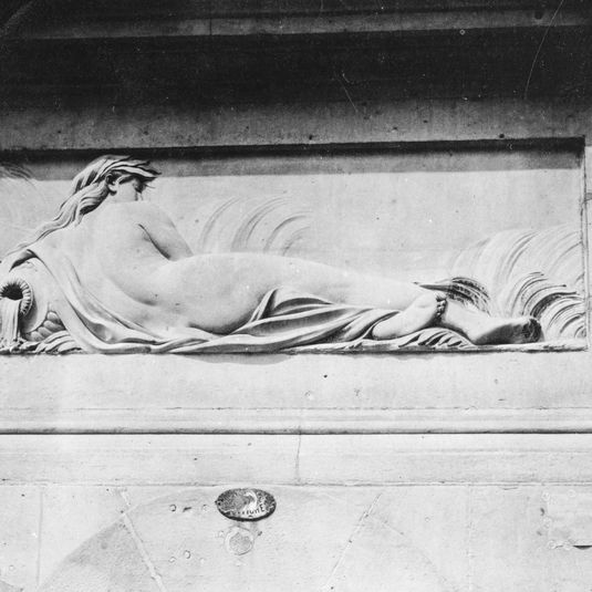Détail du bas-relief (naïade sculptée par Mignot) de la fontaine des Haudriettes, angle de la rue des Archives et de la rue des Haudriettes, 3ème arrondissement, Paris
