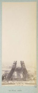 Construction de la tour Eiffel pour l'Exposition universelle de 1889. Vue du Champs-de-Mars photographié depuis l'une des tours du palais du Trocadéro, 7ème arrondissement, Paris. 10 mai 1888.