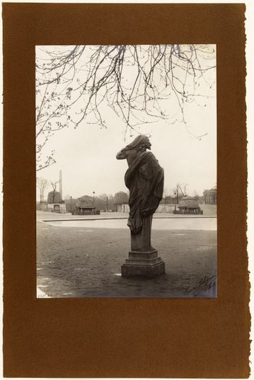 La protection des monuments de Paris pendant la guerre de 1914-1918. Le jardin des Tuileries, vue prise en direction de la place de la Concorde, 1er arrondissement, Paris.