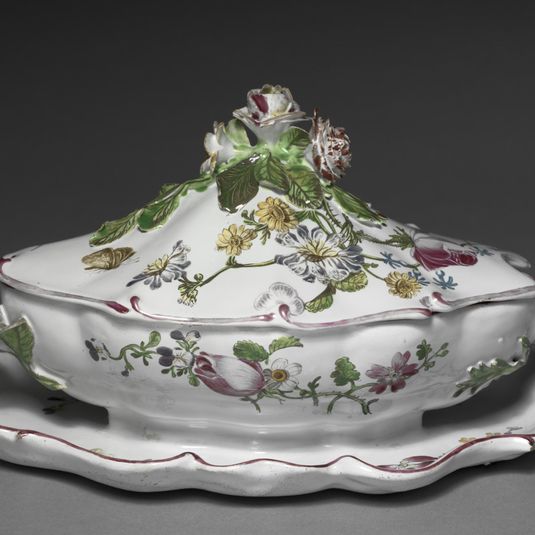 Covered Sauce Tureen with Attached Stand
