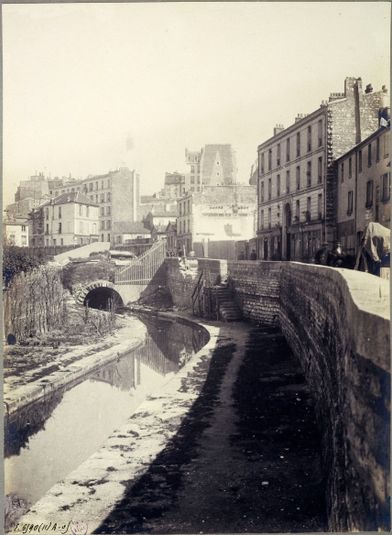 Série sur la Bièvre avant les travaux de recouvrement, bief de Croulebarbe, 13ème arrondissement, Paris. 1905.