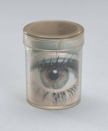 Eye in a Plastic Container, [Œil dans une boîte en plastique]