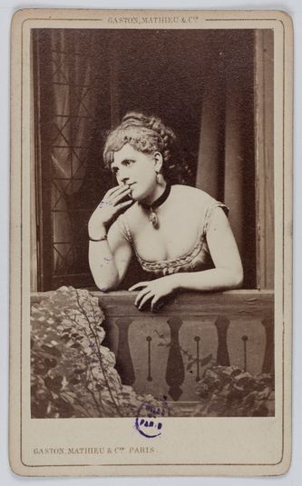 Portrait de Blanche Marie Eugénie Querette, actrice de théâtre entre 1868 et 1880.