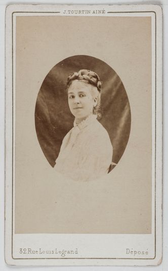 Portrait d'Hortense Neveux, actrice de théâtre entre 1865 et 1876.