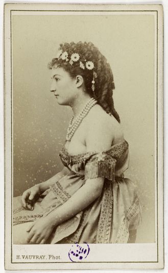 Portrait de Morliani, actrice au Théâtre Athénée vers 1867, au théâtre du Vaudeville et au Théâtre des Variétés.