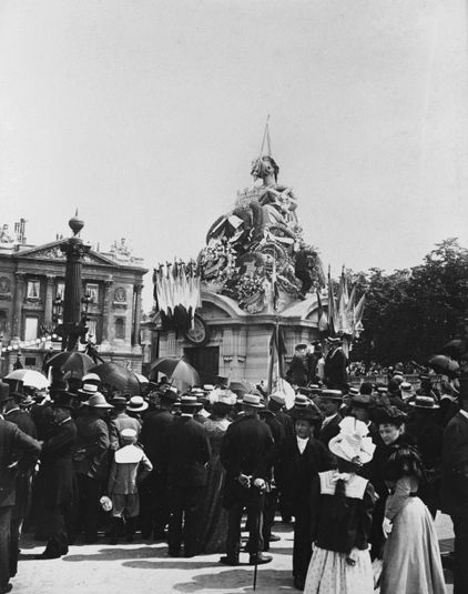 Place de la Concorde, cérémonie devant la statue  de Strasbourg, 8ème arrondissement, Paris, le 14 juillet.