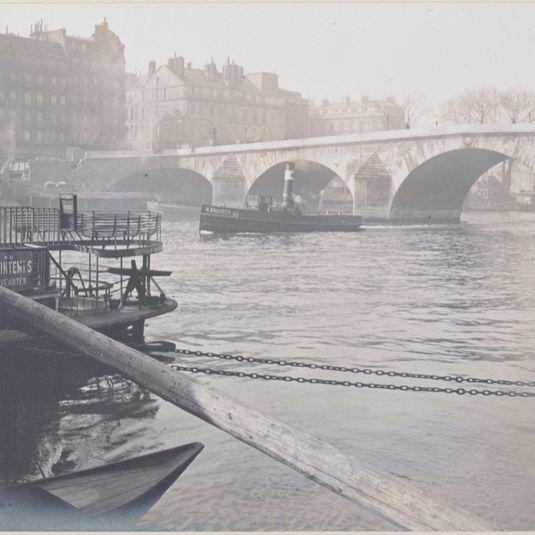 Le Pont-Royal et péniches, 1er et 2ème arrondissements, Paris.