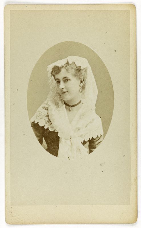 Portrait de Mora, actrice au théâtre du Vaudeville.