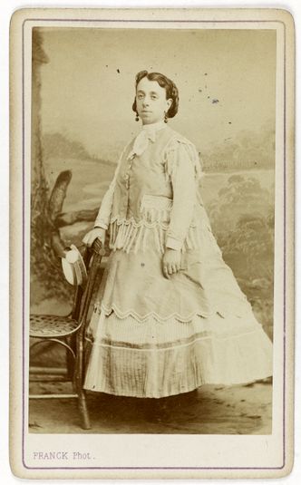 Portrait de Victoire Élisa Macé (v.1836-1894), dite Marguerite Macé-Montrouge, actrice de théâtre.