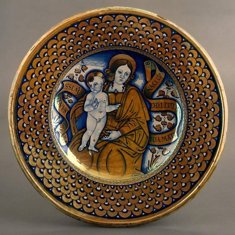 Large dish with scale border; in the center, the Madonna and Child