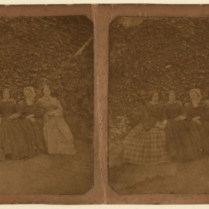 Quatre femmes dans le jardin de Hauteville House