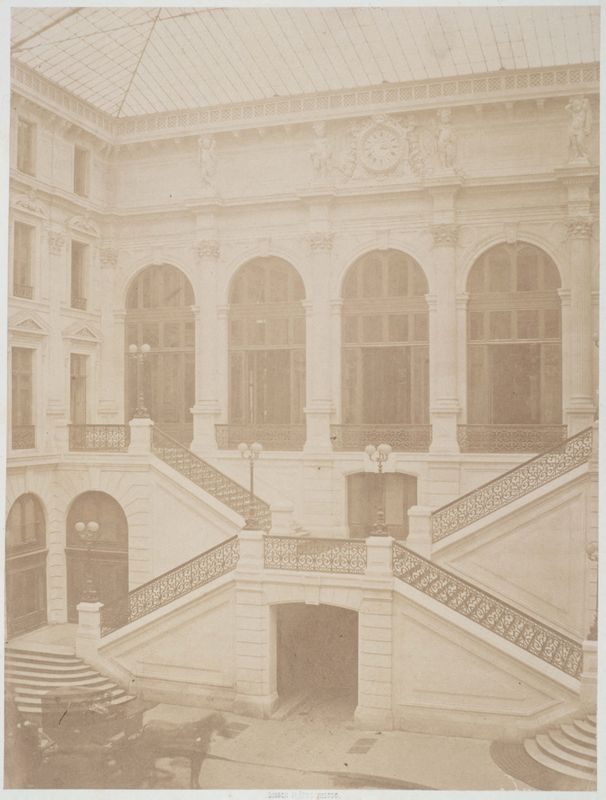 Escalier d'honneur de la cour du Grand hôtel du Louvre