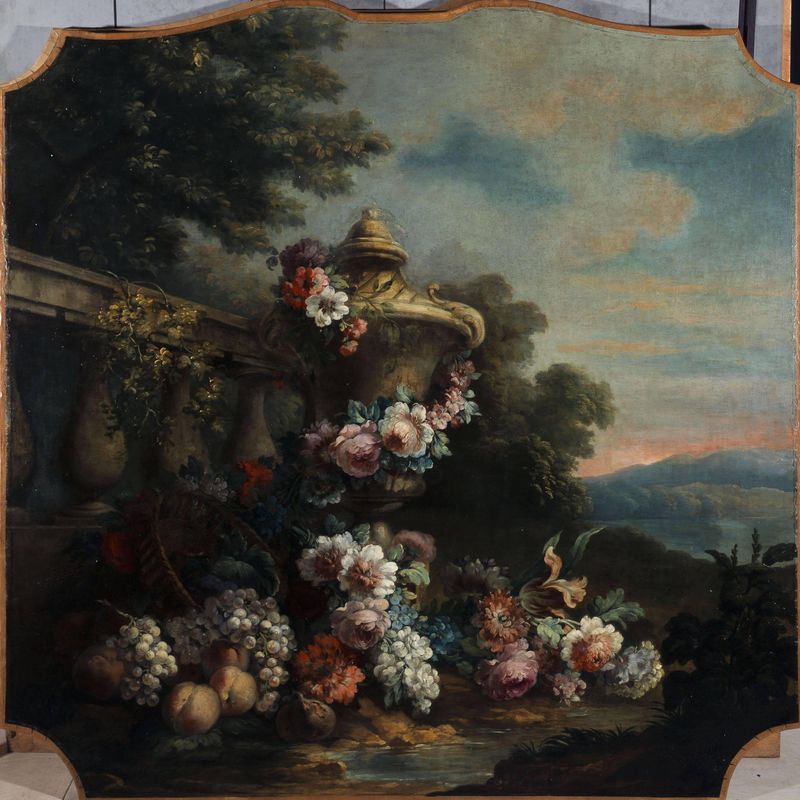 Vase, fleurs, et fruits dans un paysage.