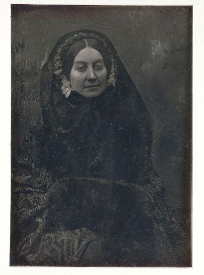 Madame Riesener, à mi-corps, avec voile noir et châle