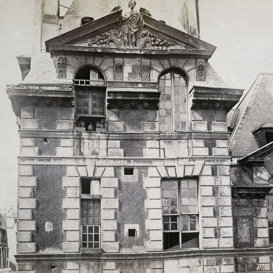 Fronton et lucarnes de l'abbaye de Saint-Germain-des-Prés, rue de l'Abbaye , octobre 1875. 6ème arrondissement, Paris.