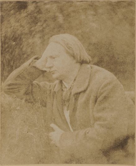 Victor Hugo, profil gauche, accoudé à un muret