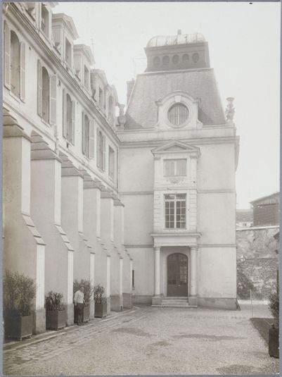 Le Val-de-Grâce, détail des contreforts et du bâtiments d'angle, 5ème arrondissement, Paris. 26 juin 1917.