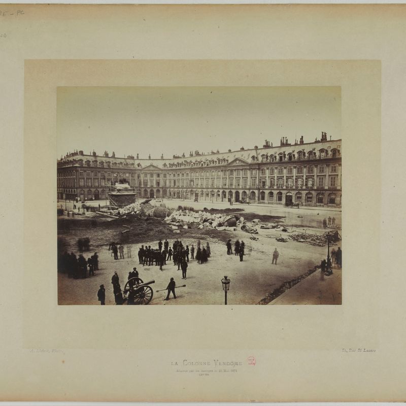 Ruines de la Commune de Paris. La colonne Vendôme abattue par les insurgés le 16 mai 1871, 1er arrondissement, Paris.