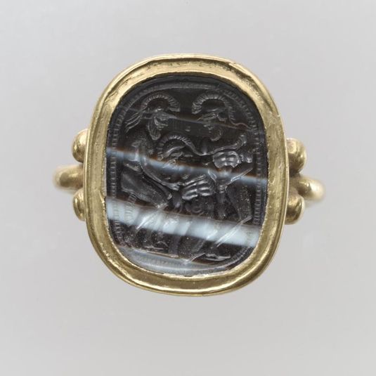 Finger ring with ancient intaglio