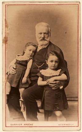 Victor Hugo avec ses petits enfants Georges et Jeanne Hugo à Guernesey