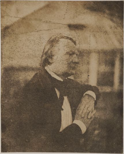 Victor Hugo accoudé de profil, les mains croisées, dans le jardin de Marine Terrace