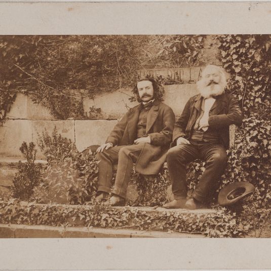 Victor Hugo et son fils François-Victor, assis dans le jardin de Hauteville House