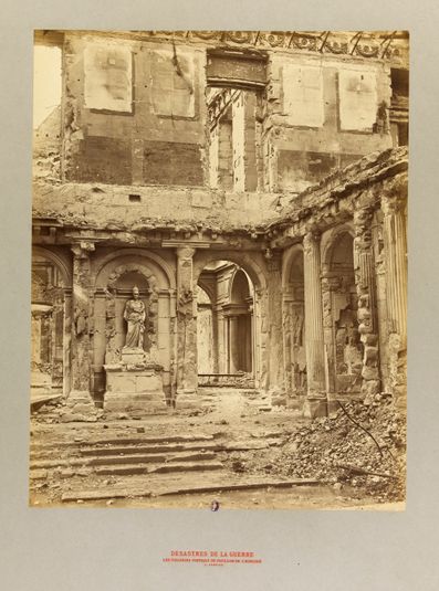 Ruines de la Commune de Paris, 1871. Le palais des Tuileries, portique du pavillon de l'Horloge, 1er arrondissement, Paris.