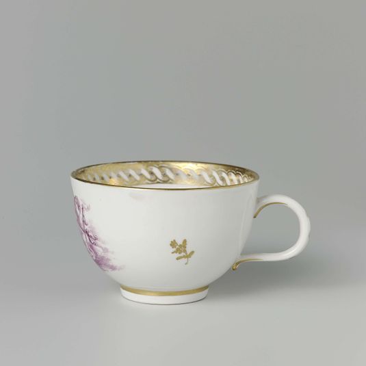 Cup with putti on clouds