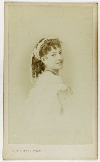 Portrait d'Esther Moyse, danseuse au Cirque Impérial en 1862, au Théâtre de la Gaité, au Théâtre de la Variété en 1861 et au Théâtre des Délassements-Comiques en 1857.