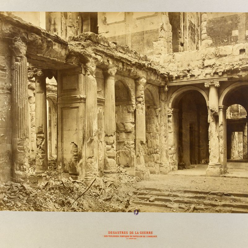 Ruines de la Commune de Paris, 1871. Le palais des Tuileries, portique du pavillon de l'Horloge, 1er arrondissement, Paris.