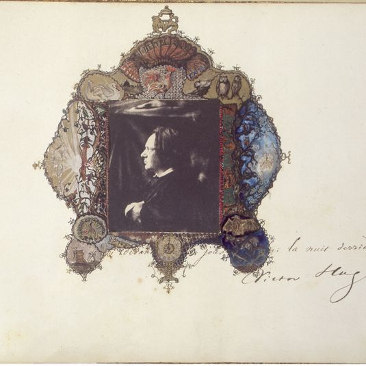 Victor Hugo, de profil, avec enluminures à l'encre