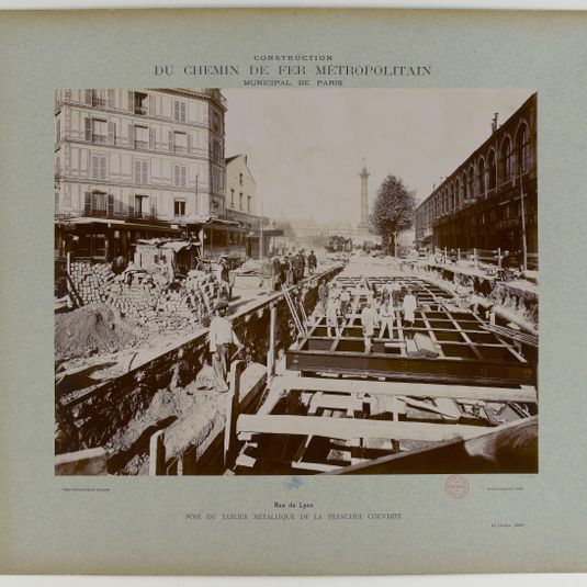 Construction du chemin de fer métropolitain, rue de Lyon, 12ème arrondissement, Paris, pose du tablier métallique de la tranchée couverte, 16 octobre 1899
