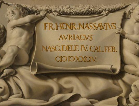 Putti dragen een cartouche met de geboortedatum van stadhouder Frederik Hendrik