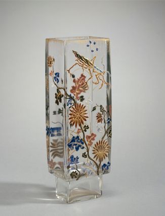 Vase à décor de chrysanthèmes et de mante religieuse