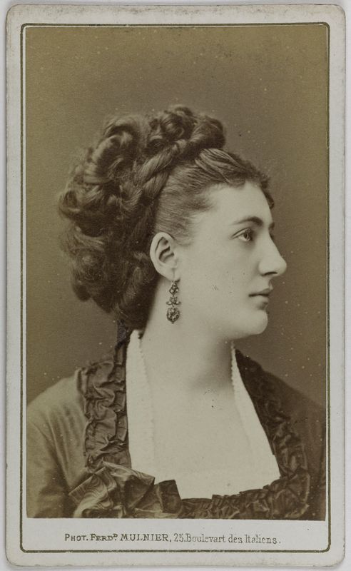 Portrait de Perret Berthe, (1847- après 1910), (actrice, chanteuse ?)