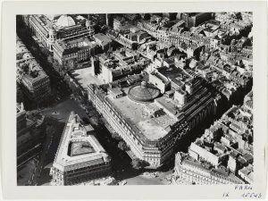 Vue aérienne de Paris : le boulevard Haussmann et le magasin des Galeries Lafayette, 9ème arrondissement, Paris.