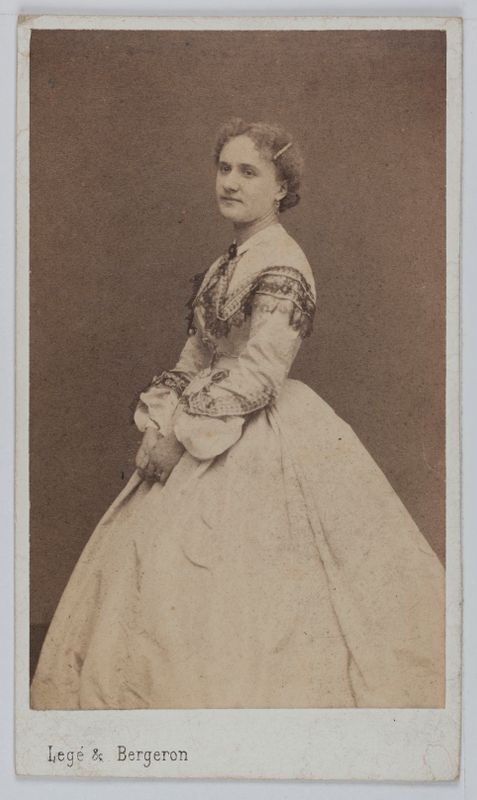 Portrait de Caroline Eugénie de Ribeaucourt, actrice de théâtre entre 1863 et 1873.