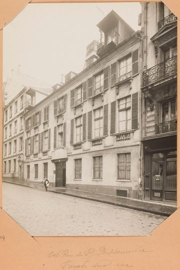 Façade sur rue, 106 rue du Faubourg-Poissonnière, 10ème arrondissement, Paris. 27 avril 1920.
