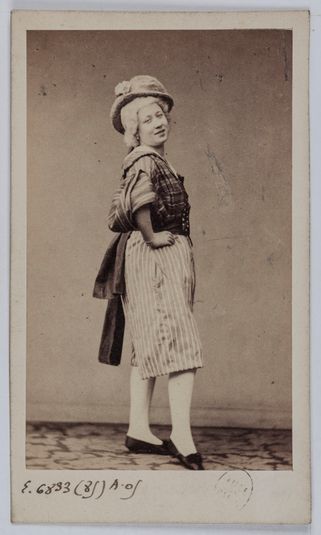 Portrait de Marguerite Badel, dite Rigolboche, danseuse excentrique au Théâtre des Délassements Comiques entre 1855 et 1860.