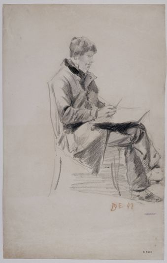 Homme assis de profil à droite, tenant un crayon  et une feuille de papier