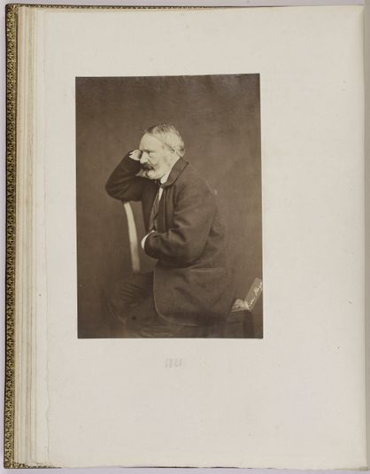 Album Chenay, folio 16 verso, portrait photographique de Victor Hugo