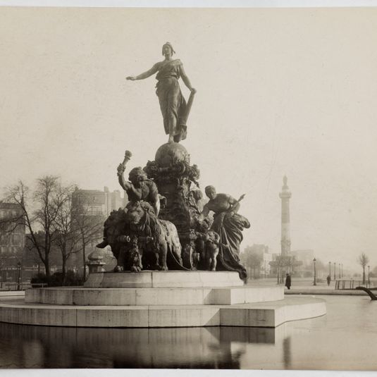 Place de la Nation, monument de Jules Dalou (Le Triomphe de la République) vu de face, 11ème et 12ème arrondissement, Paris. 22 novembre 1920.